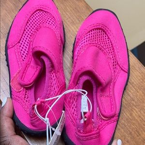 Toddler girls pink water shoes size 9/10 NWT